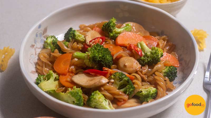 Gofood hướng dẫn chi tiết c&aacute;ch l&agrave;m nui x&agrave;o b&ograve; c&ugrave;ng rau củ cực ngon cho gia đ&igrave;nh