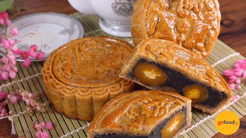 B&aacute;nh trung thu nh&acirc;n m&egrave; đen trứng muối 