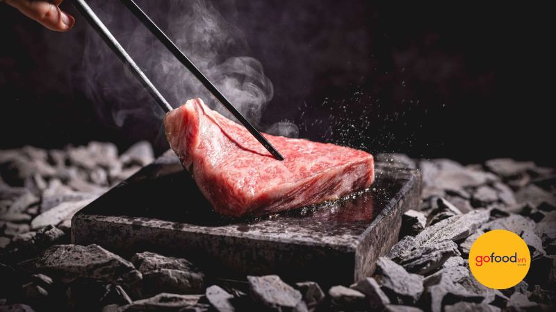 B&ograve; Wagyu nướng đ&aacute; kh&oacute;a giữ độ ẩm, vị ngọt