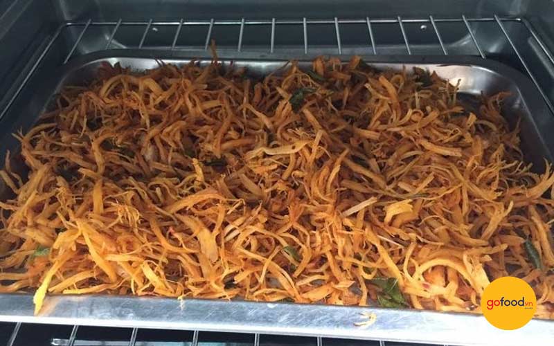 Cho kh&ocirc; g&agrave; đ&atilde; x&agrave;o v&agrave;o l&ograve; nướng trong khoảng 10 ph&uacute;t