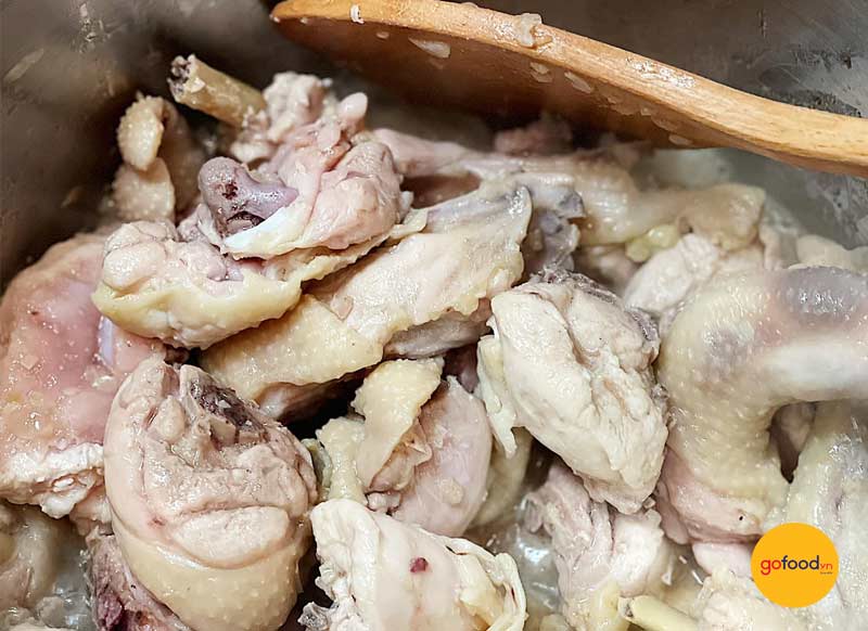 X&agrave;o săn g&agrave; lại trước khi nấu c&ugrave;ng l&aacute; giang 