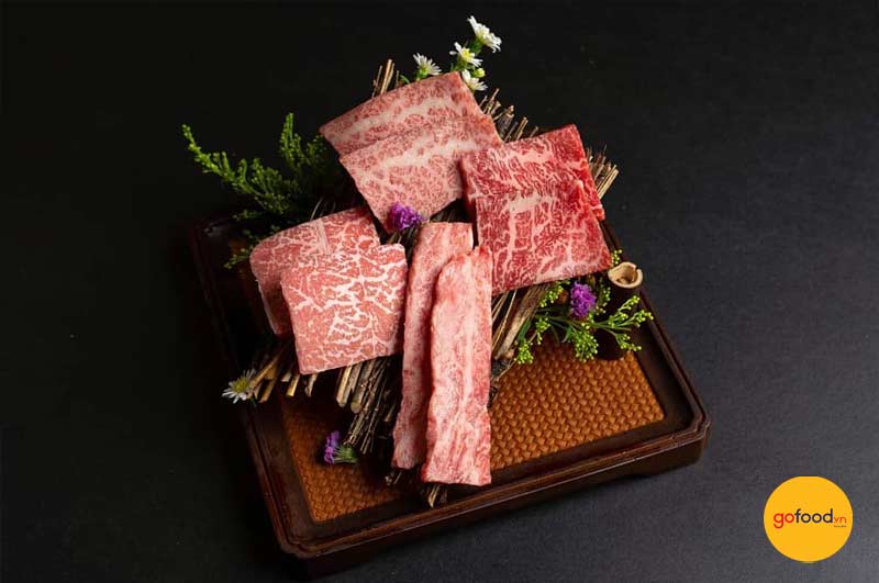 V&acirc;n mỡ cẩm thạch trong b&ograve; Wagyu được h&igrave;nh th&agrave;nh qua qu&aacute; tr&igrave;nh chăn nu&ocirc;i nghi&ecirc;m ngặt