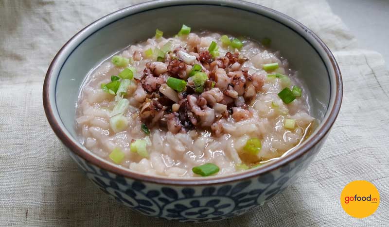 Ch&aacute;o bạch tuộc n&oacute;ng hổi thơm ngon đặc trưng