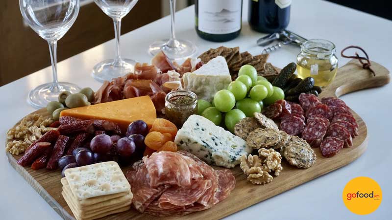 Ăn cold cut c&ugrave;ng rượu vang để thưởng thức trọn vẹn bữa tiệc tại gia 