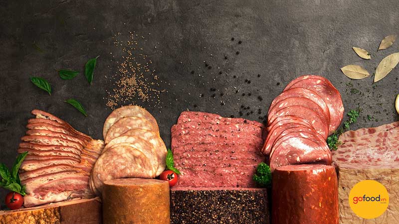 Thịt nguội v&agrave; x&uacute;c x&iacute;ch được coi l&agrave; 2 m&oacute;n ch&iacute;nh kh&ocirc;ng thể thiếu trong một dĩa cold cut