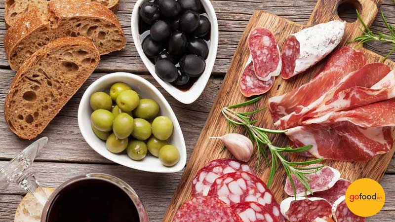 Olive v&agrave; c&aacute;c loại hạt, rau củ sẽ gi&uacute;p c&acirc;n bằng lại những nguy&ecirc;n liệu c&oacute; độ b&eacute;o cao