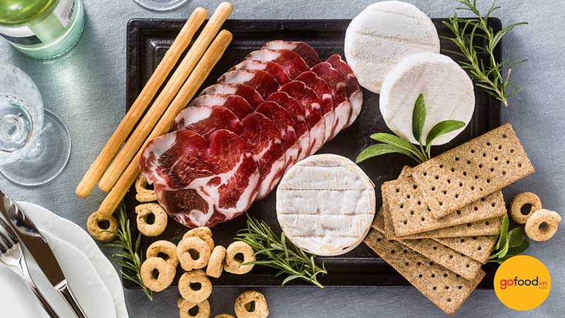 C&aacute;ch tr&igrave;nh b&agrave;y đĩa cold cut sao cho dễ nh&igrave;n, dễ ăn 