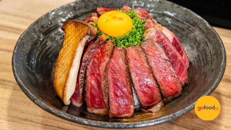 Donburi l&agrave; m&oacute;n cơm t&ocirc; truyền thống nổi tiếng của Nhật Bản
