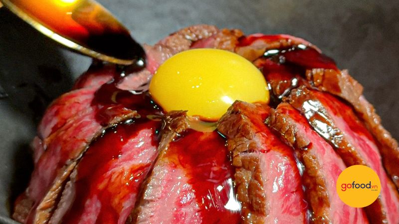 Thưởng thức m&oacute;n cơm trộn b&ograve; Wagyu Donburi