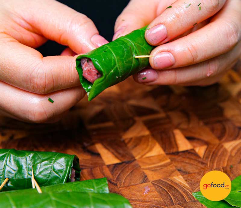 D&ugrave;ng tăm cố định phần cuốn để tr&aacute;nh bung khi r&aacute;n