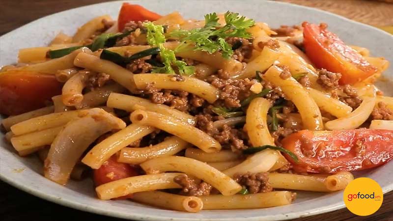 C&aacute;ch nấu nui x&agrave;o b&ograve; bằm sốt c&agrave; chua 
