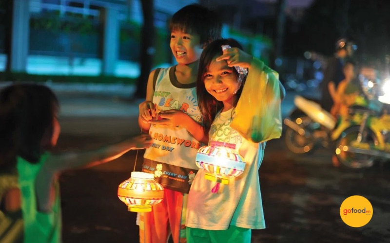 Tổ chức rước đ&egrave;n trong đ&ecirc;m Trung Thu cho c&aacute;c b&eacute; tham gia