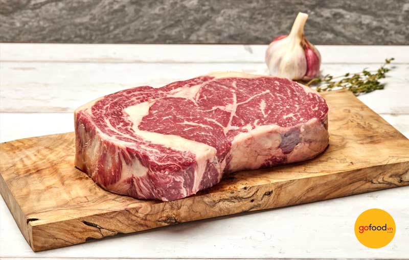 Rib-eye được coi l&agrave; phần thịt quốc d&acirc;n với c&aacute;c t&iacute;n đồ m&ecirc; steak 