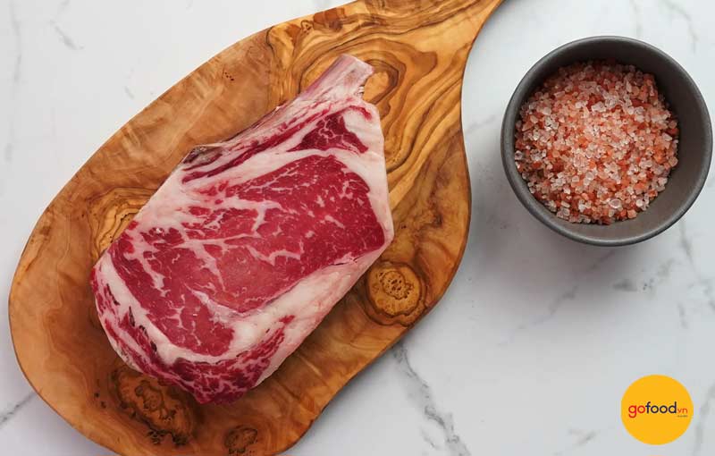 Chuẩn bị nguy&ecirc;n liệu l&agrave;m rib-eye steak 