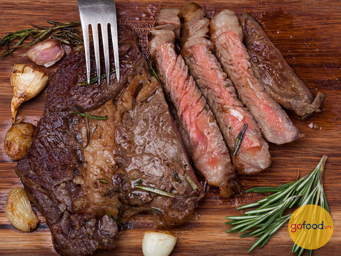 Thưởng thức rib-eye steak ngon, ngọt v&agrave; mọng nước 
