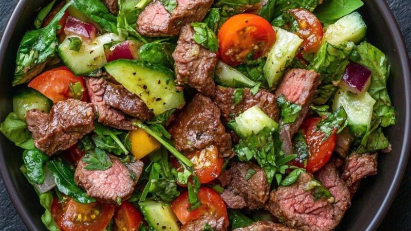 Thưởng thức m&oacute;n salad Yum Nua 
