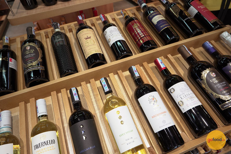 Các loại rượu vang đỏ, trắng nhập khẩu khiến bữa tiệc Tết thêm phần đặc sắc