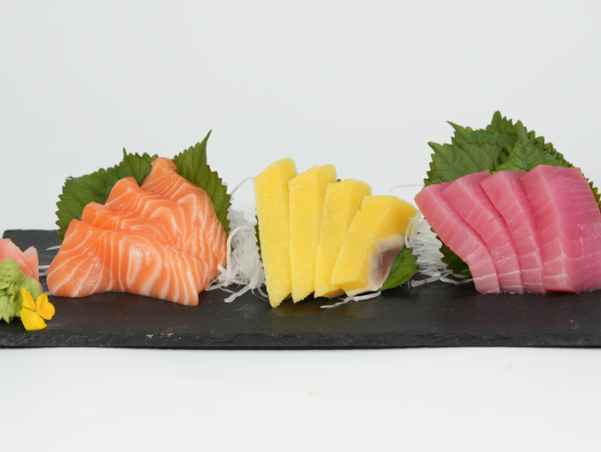 Combo 4 miếng maki phủ cá hồi và Sashimi mix 2