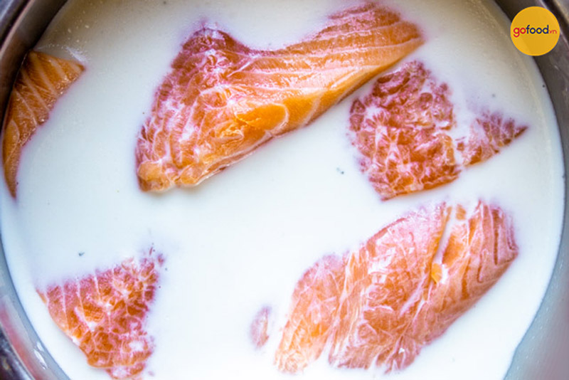Sơ chế cá hồi bằng sữa tươi không đường