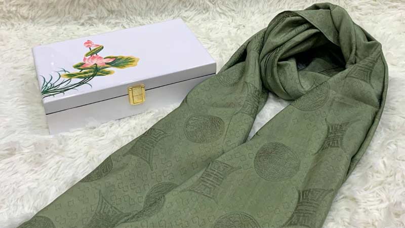 Tặng khăn cho&agrave;ng cho c&ocirc; gi&aacute;o thể hiện sự quan t&acirc;m, tinh tế