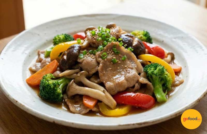 thit-heo-xao-nam-v&agrave;-rau-cu-thanh-dam-nhung-rat-cuon