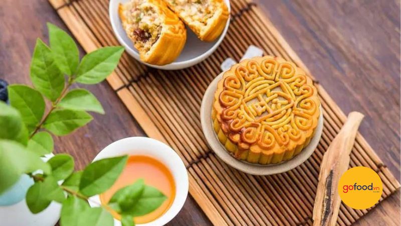 Bạn c&oacute; thể thưởng thức b&aacute;nh trung thu c&ugrave;ng tr&agrave; để giảm độ ngấy v&agrave; ngọt 