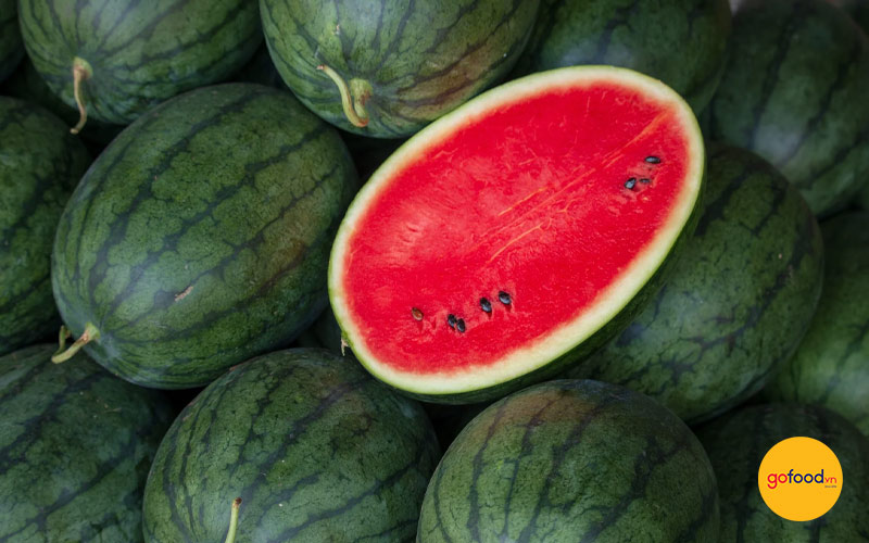 Ăn dưa hấu v&agrave;o m&ugrave;ng 1 để may mắn