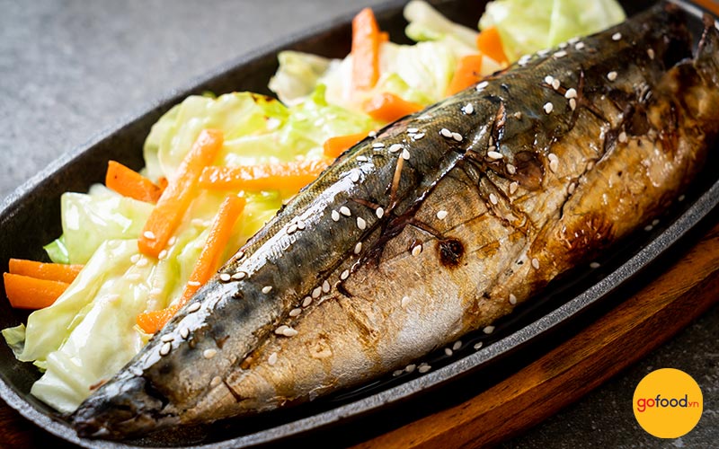 Cá saba kho ăn kèm với cơm nóng