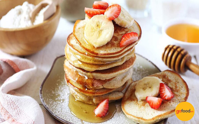 Bánh pancake chuối mật ong có thể ăn kèm trái cây hoặc sữa chua để ngon hơn