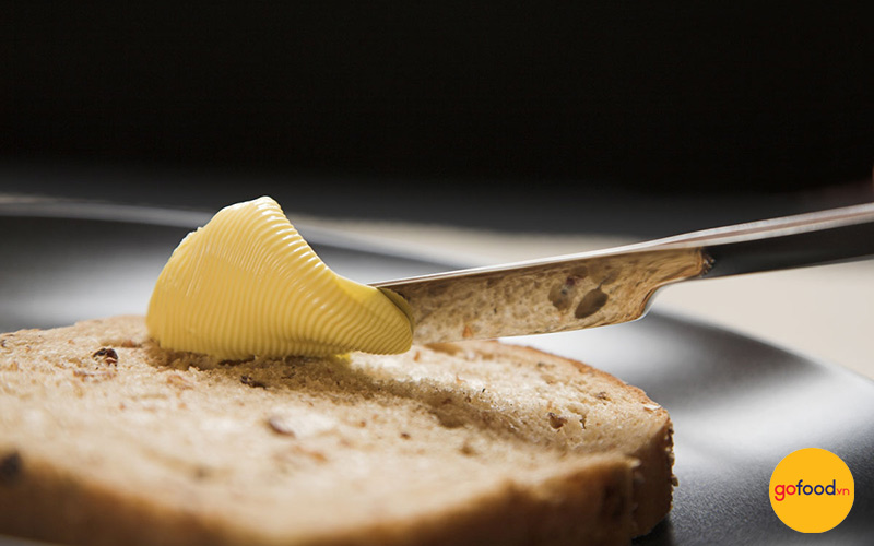 Phết bơ đều là một công đoạn quan trọng trong cách làm bánh mì bơ tỏi mật ong