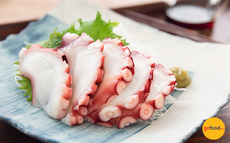 Cắt sashimi bạch tuộc dày khoảng 5mm