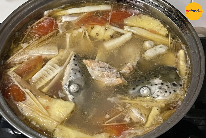 Đầu cá hồi nấu canh chua thơm ngon, hấp dẫn