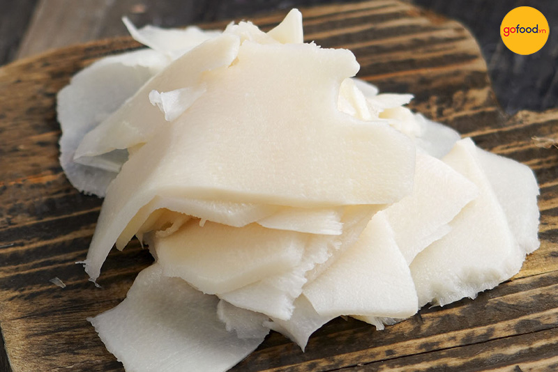 Măng chua là nguyên liệu kết hợp rất tốt cùng đầu cá hồi