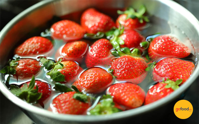 Rửa sạch d&acirc;u t&acirc;y rồi vớt ra để kh&ocirc; nước