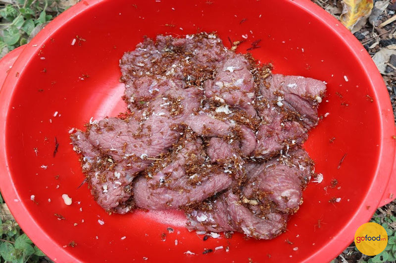 Thịt bò nướng kiến vàng độc lạ