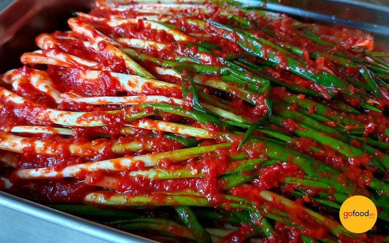 Trộn h&agrave;nh với sốt kim chi