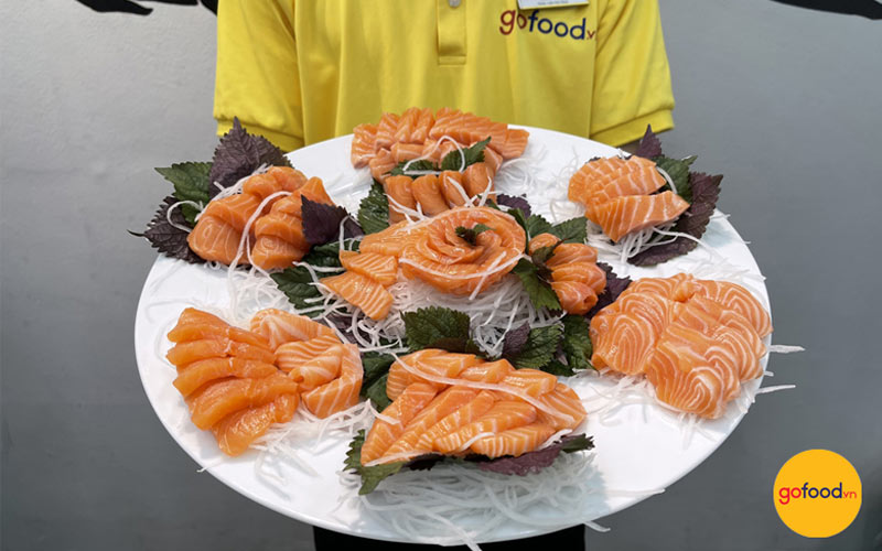 Từng l&aacute;t c&aacute; được đội ngũ Gofood cắt th&aacute;i li&ecirc;n tục v&agrave; cung cấp đầy đủ gia vị ăn k&egrave;m chắc chắn sẽ kh&ocirc;ng l&agrave;m qu&yacute; anh chị thất vọng