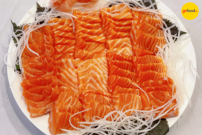 Cá hồi là món ăn sashimi được nhiều khách hàng ưa thích 
