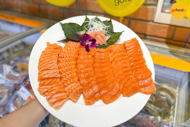 Cá hồi được cắt thái ăn sashimi rất đẹp mắt