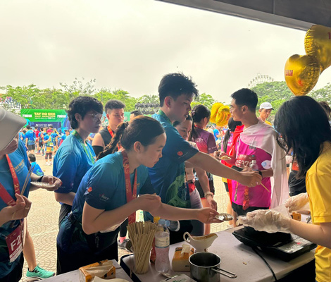 [GofoodxTay Ho Half Marathon] Không khí tiếp sức vận động viên ngày 14/04