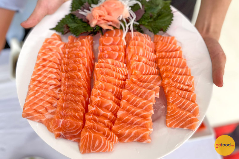 Đầu bếp Nhật cắt thái Sashimi cá hồi tươi rói