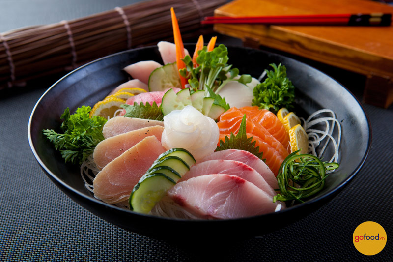Sashimi Nhật Bản gồm nhiều loại hải sản thái miếng