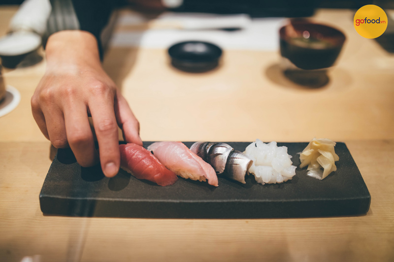 Dùng tay ăn sushi là cách mà người Nhật thường làm