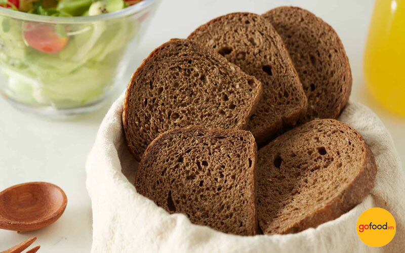 Thay bánh mì trắng bằng bánh mì đen nguyên cám giúp giảm lượng calo/ khẩu phần ăn