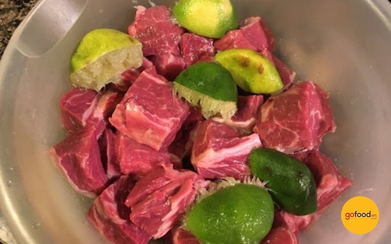 cach-khu-mui-thit-bo-dong-lanh-bang-chanh