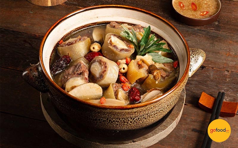 Canh đu&ocirc;i b&ograve; hầm thảo mộc