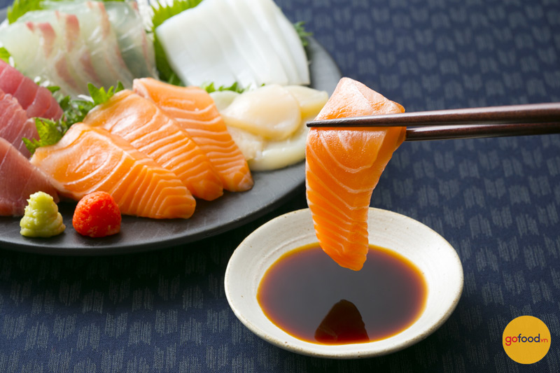 Chấm miếng Sashimi với một chút nước tương