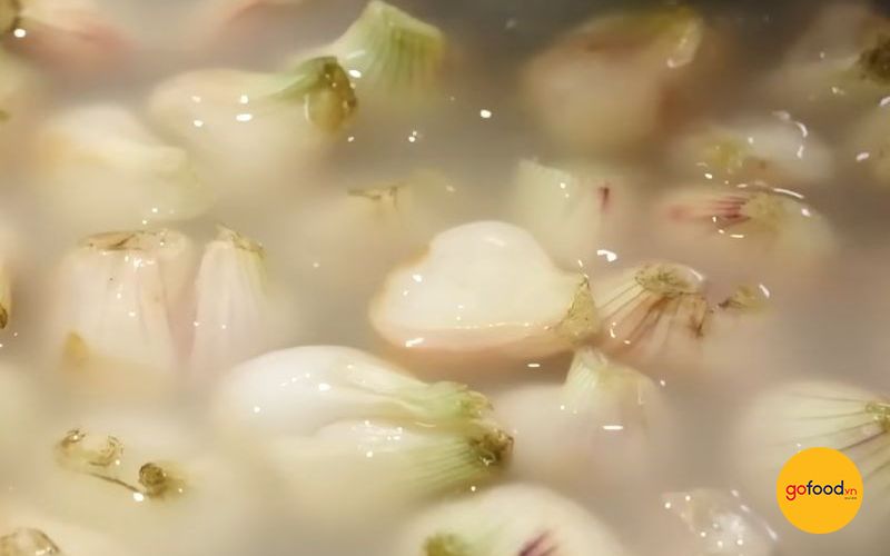 Ng&acirc;m h&agrave;nh với nước vo gạo để giảm m&ugrave;i hăng