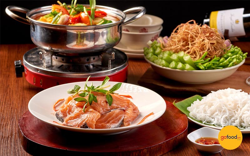 Món lẩu cá hồi măng chua tại nhà hàng Mận-Đỏ