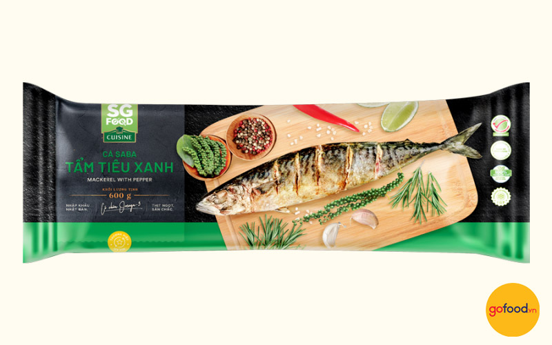 Sài Gòn Food  Cá saba Sài Gòn Food là một trong những sản phẩm thế mạnh của thương hiệu này. Với bao bì đẹp mắt, được đúng gói vô cùng chỉn chu, cẩn thận, cá saba có nguồn gốc từ Nauy nên càng đảm bảo về chất lượng thịt.   Khách hàng có thể chọn sản phẩm cá saba thường chế biến món hấp, hoặc cá saba được ướp sẵn rất nhiều loại gia vị hấp dẫn để đổi vị.